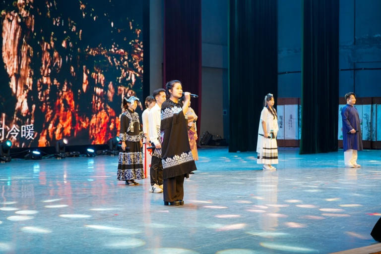 9、贵州民族大学国际教育学院配乐诗朗诵《山水贵客》。