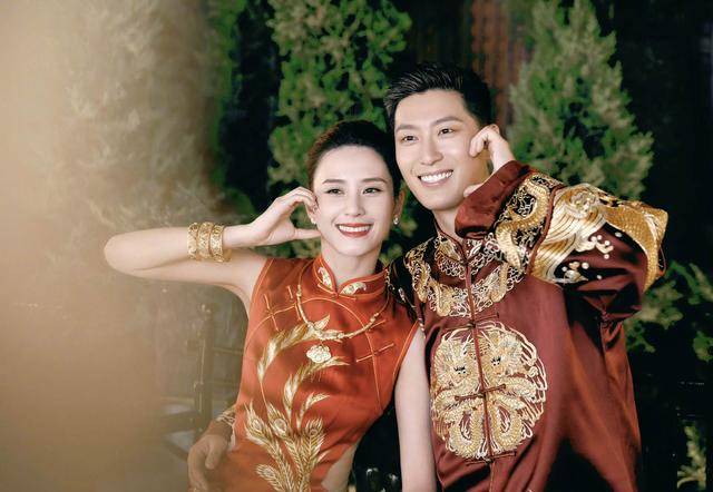 已故赌王何鸿燊的女儿，有“赌王最美千金”之称的何超，和知名男星窦骁，宣布结婚之后就备受外界关注和热议。 两人目前已经结婚两年半的时间，但已经多次曝出离婚的新闻。最近，有关两人离婚的传闻又不胫而走。 因为大家熟知的向太，就突然在社交媒体爆