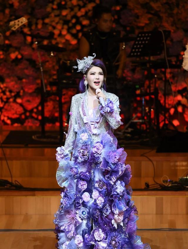 乌兰图雅“花开四季”绽放民族流行音乐独特光彩