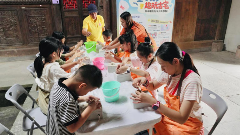 第二届中国·景德镇少儿瓷博会启幕：美育成果汇聚昌南古宅