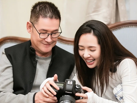 向家赠地不给钱？郭碧婷爸爸回应女儿一人养家，女婿向佐婚后放飞自我太“抓马”​！