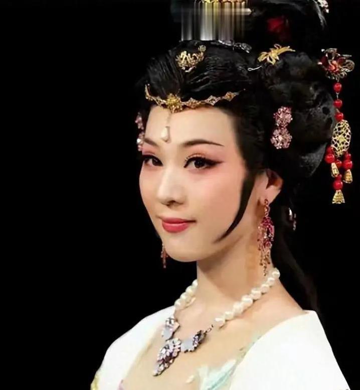李旭丹拿下红楼梦选秀冠军却拒演，转身嫁给王汝刚儿子