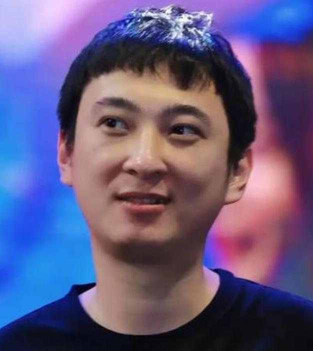 一年蒸发八百多亿！71岁的王健林，惨遭亲儿子王思聪的“反噬”