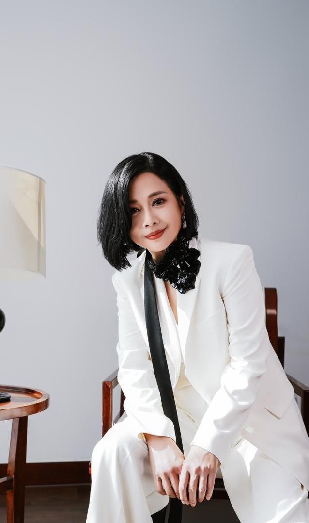 54岁陈松伶派对照刷屏,皮肤白嫩身材清瘦,网友:这是20岁?