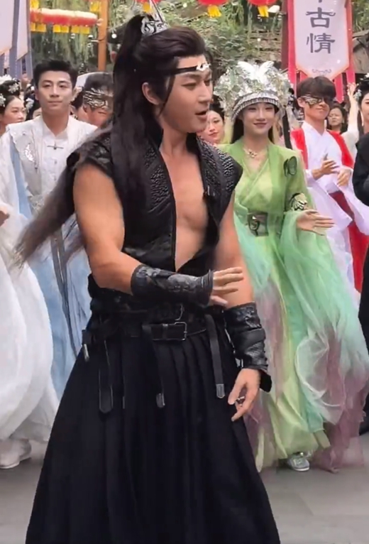 35岁男演员回应景区当NPC：这不是为了生活嘛！