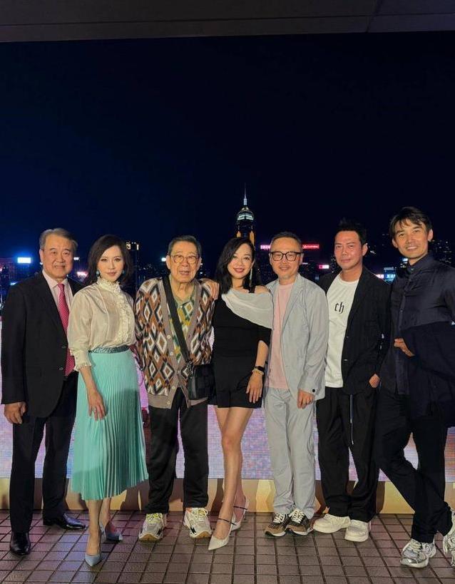 54岁陈松伶派对照刷屏,皮肤白嫩身材清瘦,网友:这是20岁?