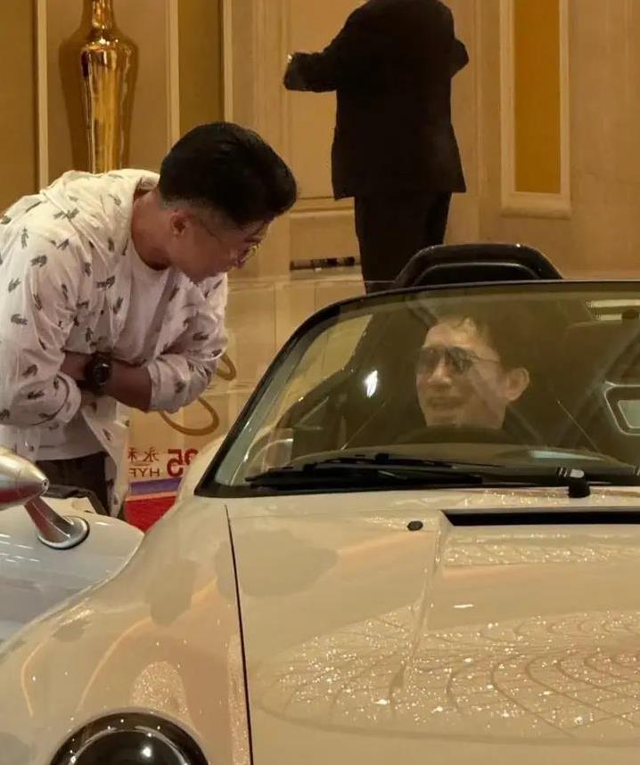 63岁梁朝伟背包用4年不换,身家上亿却开15年旧车