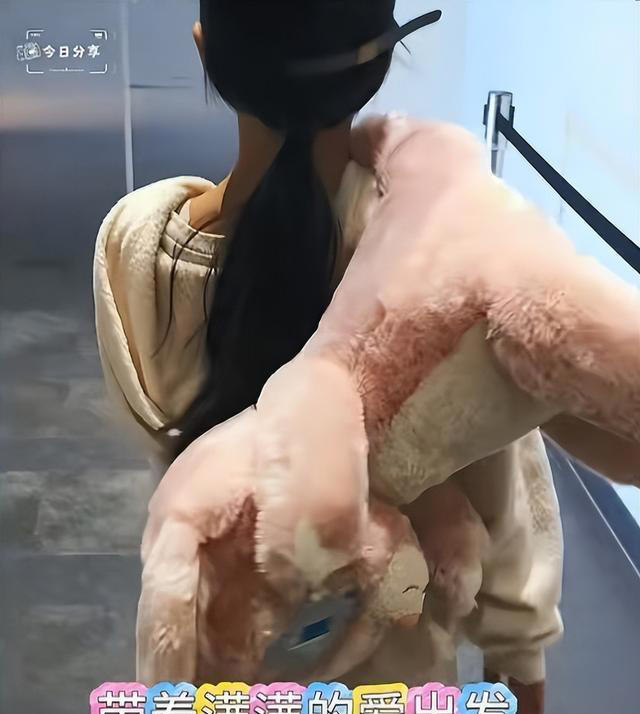 章子怡带女儿追星宋雨琦，9岁醒醒超爱美，化妆见偶像好漂亮