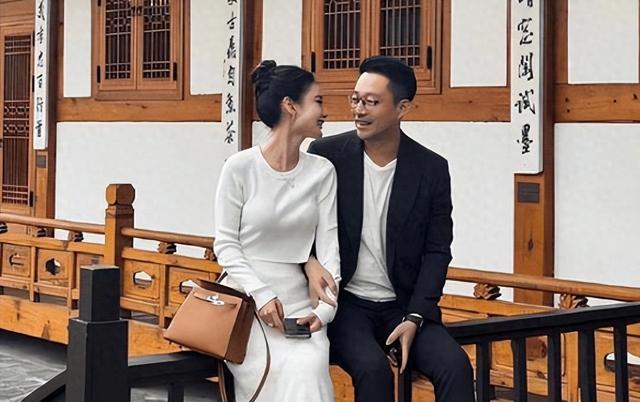 马筱梅夫妇巴黎旅游！小腹部隆起孕味十足，俩人看着彼此满满爱意