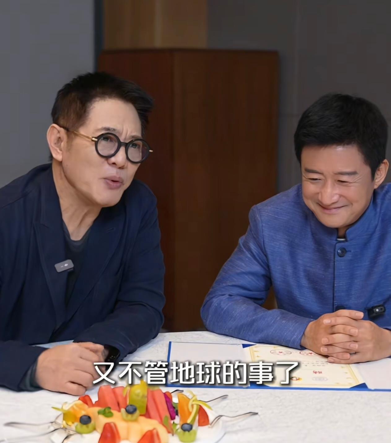 李连杰吴京一同出镜，李连杰婉转回应吴京热梗，强调吴京付出很多