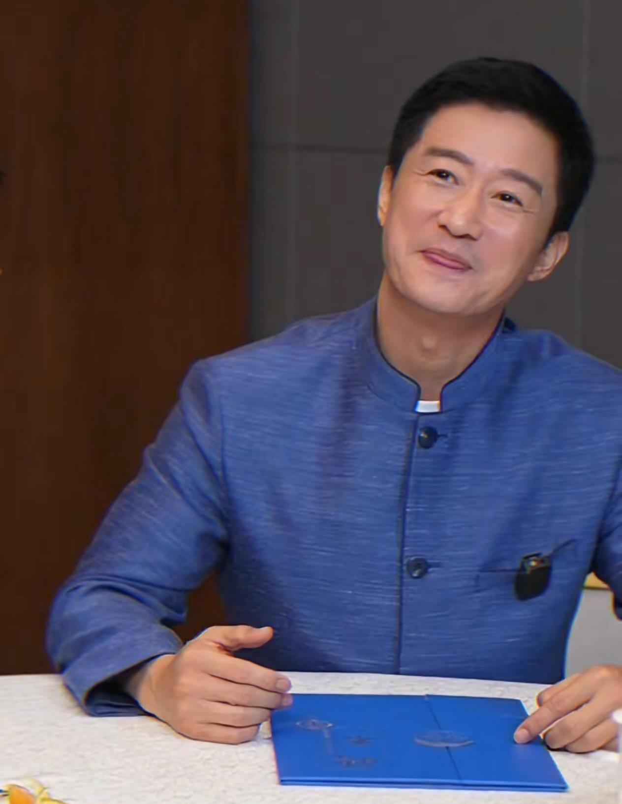 李连杰吴京一同出镜，李连杰婉转回应吴京热梗，强调吴京付出很多