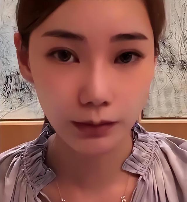 马筱梅夫妇巴黎旅游！小腹部隆起孕味十足，俩人看着彼此满满爱意