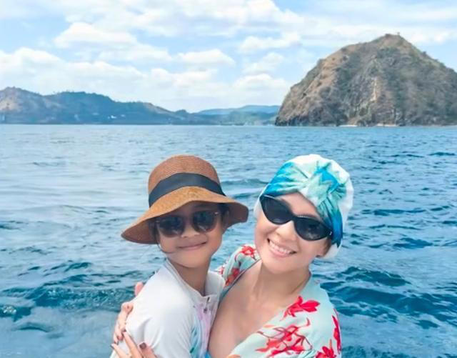 章子怡带女儿追星宋雨琦，9岁醒醒超爱美，化妆见偶像好漂亮