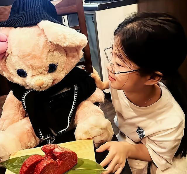 章子怡带女儿追星宋雨琦，9岁醒醒超爱美，化妆见偶像好漂亮