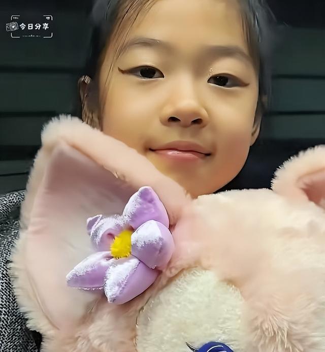 章子怡带女儿追星宋雨琦，9岁醒醒超爱美，化妆见偶像好漂亮