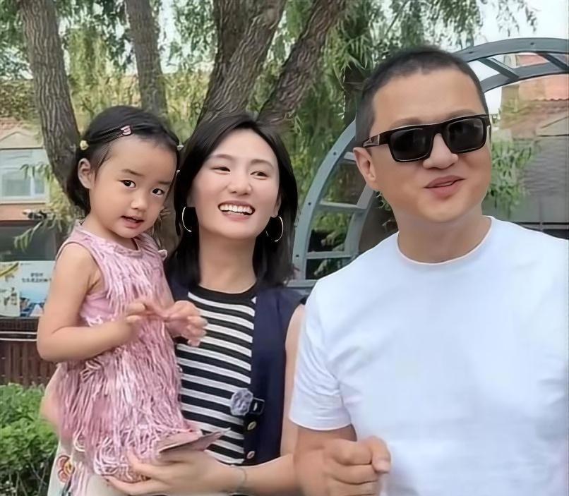 同样都是女儿，为何李亚鹏要紧握李嫣的抚养权，却放弃小女儿呢？
