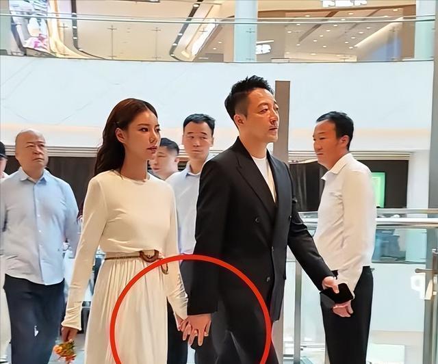 马筱梅夫妇巴黎旅游！小腹部隆起孕味十足，俩人看着彼此满满爱意