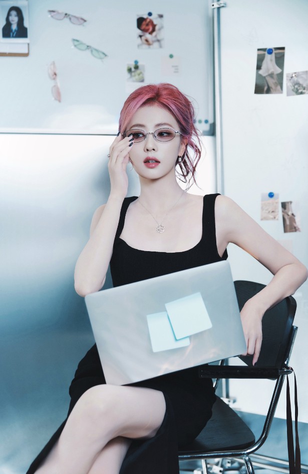 白鹿染粉发变身芭比公主