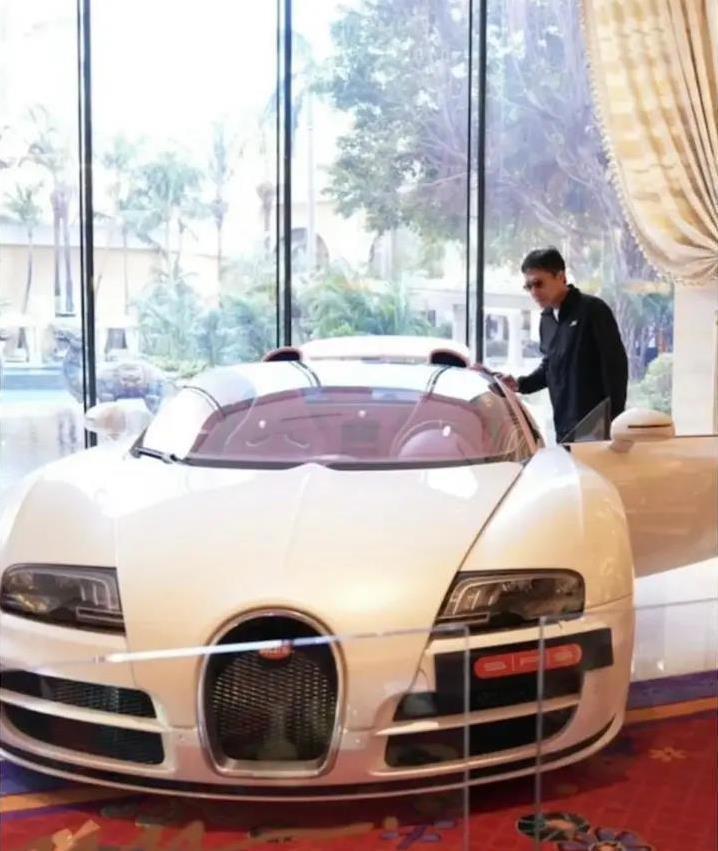 63岁梁朝伟背包用4年不换,身家上亿却开15年旧车