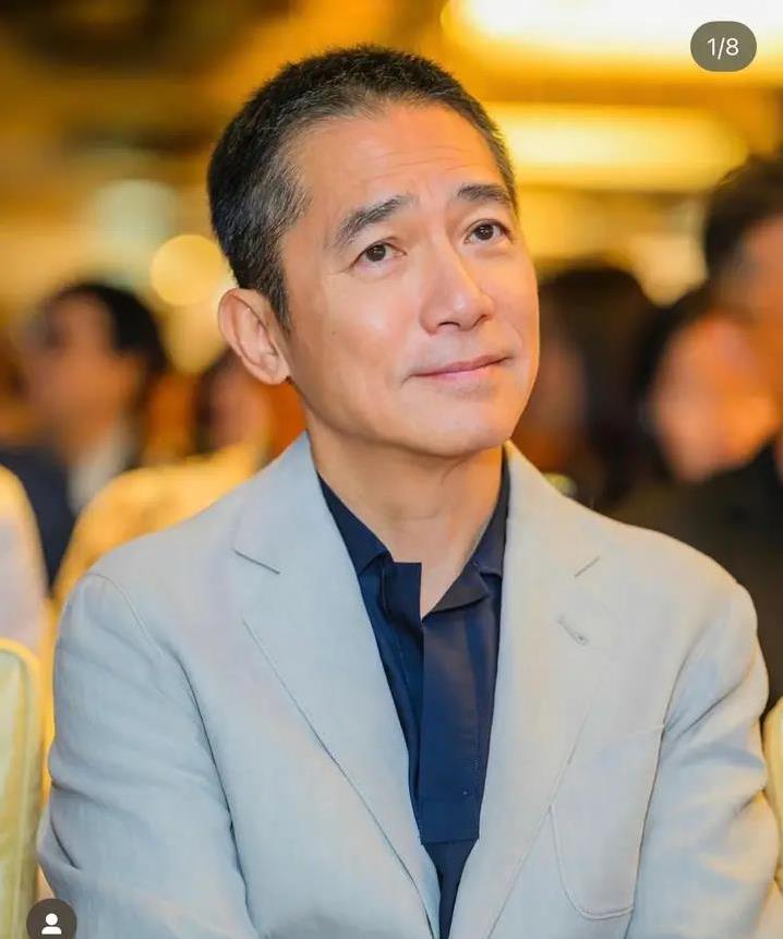 63岁梁朝伟背包用4年不换,身家上亿却开15年旧车