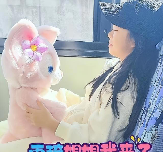 章子怡带女儿追星宋雨琦，9岁醒醒超爱美，化妆见偶像好漂亮