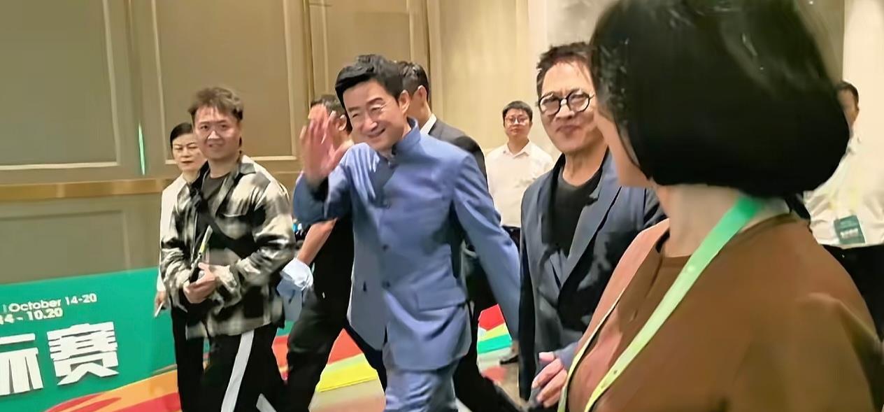 李连杰吴京一同出镜，李连杰婉转回应吴京热梗，强调吴京付出很多