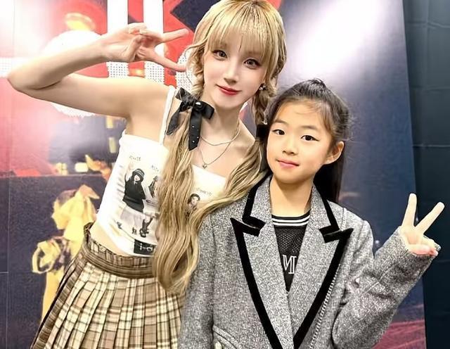 章子怡带女儿追星宋雨琦，9岁醒醒超爱美，化妆见偶像好漂亮