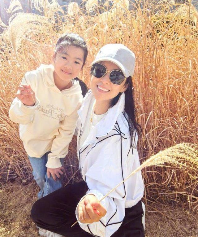 章子怡带女儿追星宋雨琦，9岁醒醒超爱美，化妆见偶像好漂亮