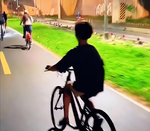 马筱梅夫妇巴黎旅游！小腹部隆起孕味十足，俩人看着彼此满满爱意