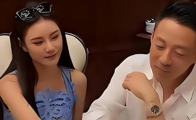 马筱梅夫妇巴黎旅游！小腹部隆起孕味十足，俩人看着彼此满满爱意