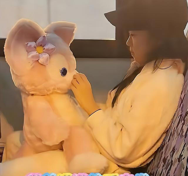 章子怡带女儿追星宋雨琦，9岁醒醒超爱美，化妆见偶像好漂亮