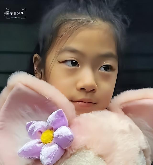 章子怡带女儿追星宋雨琦，9岁醒醒超爱美，化妆见偶像好漂亮