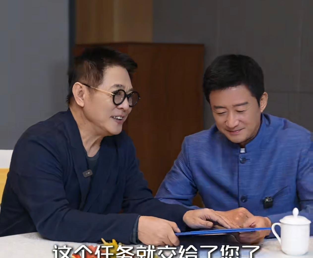 李连杰吴京一同出镜，李连杰婉转回应吴京热梗，强调吴京付出很多