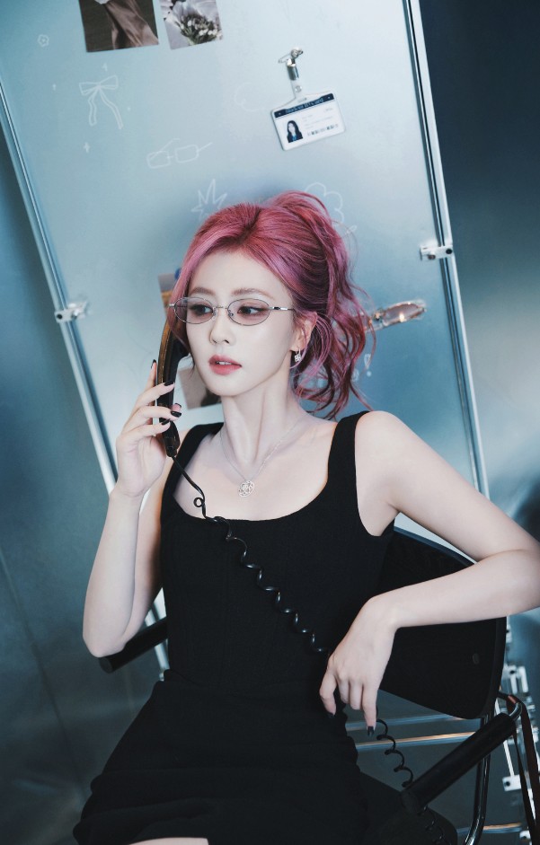 白鹿染粉发变身芭比公主