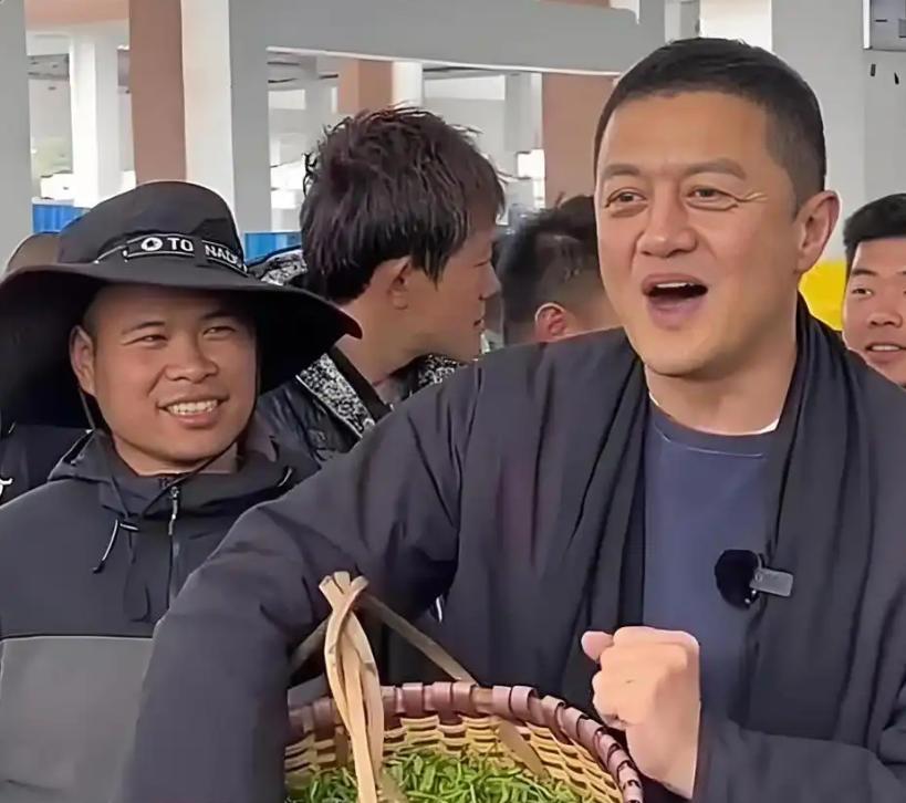 同样都是女儿，为何李亚鹏要紧握李嫣的抚养权，却放弃小女儿呢？