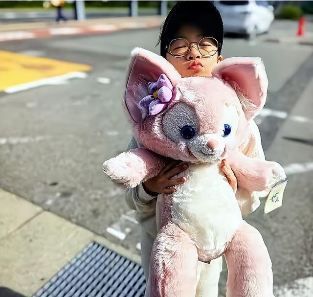 章子怡带女儿追星宋雨琦，9岁醒醒超爱美，化妆见偶像好漂亮