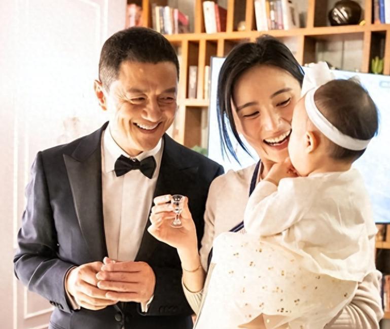 同样都是女儿，为何李亚鹏要紧握李嫣的抚养权，却放弃小女儿呢？