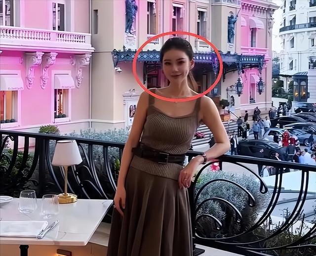 马筱梅夫妇巴黎旅游！小腹部隆起孕味十足，俩人看着彼此满满爱意