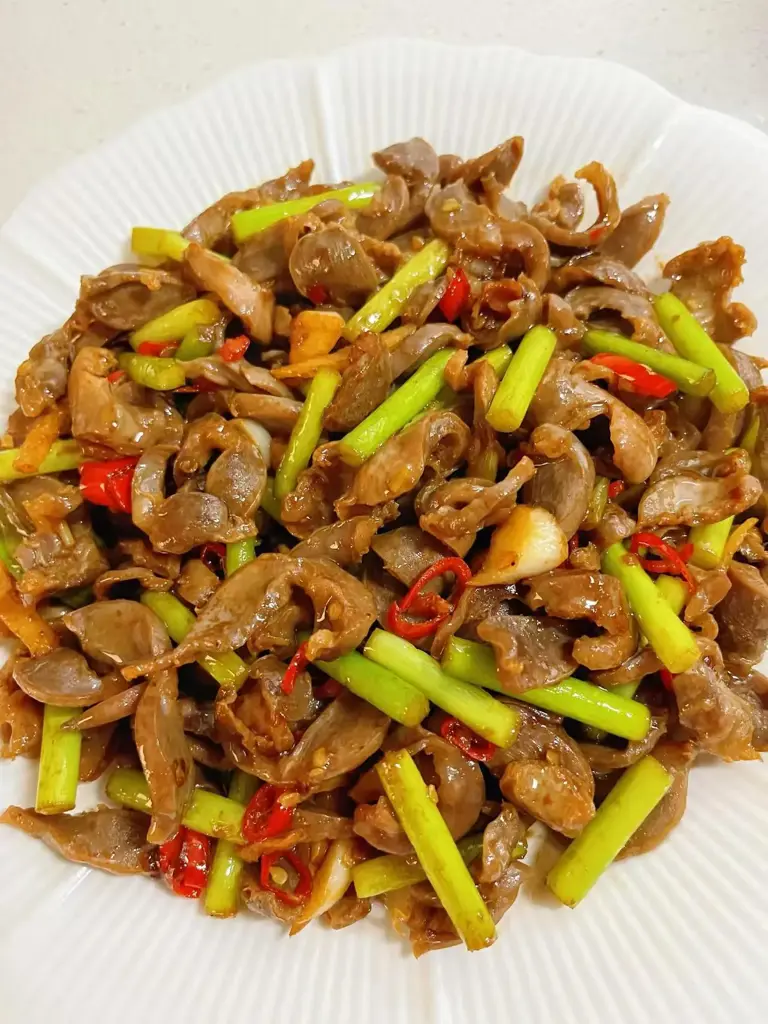 鸡胗的逆袭：蒜苔炒鸡胗，一口脆到心里去
