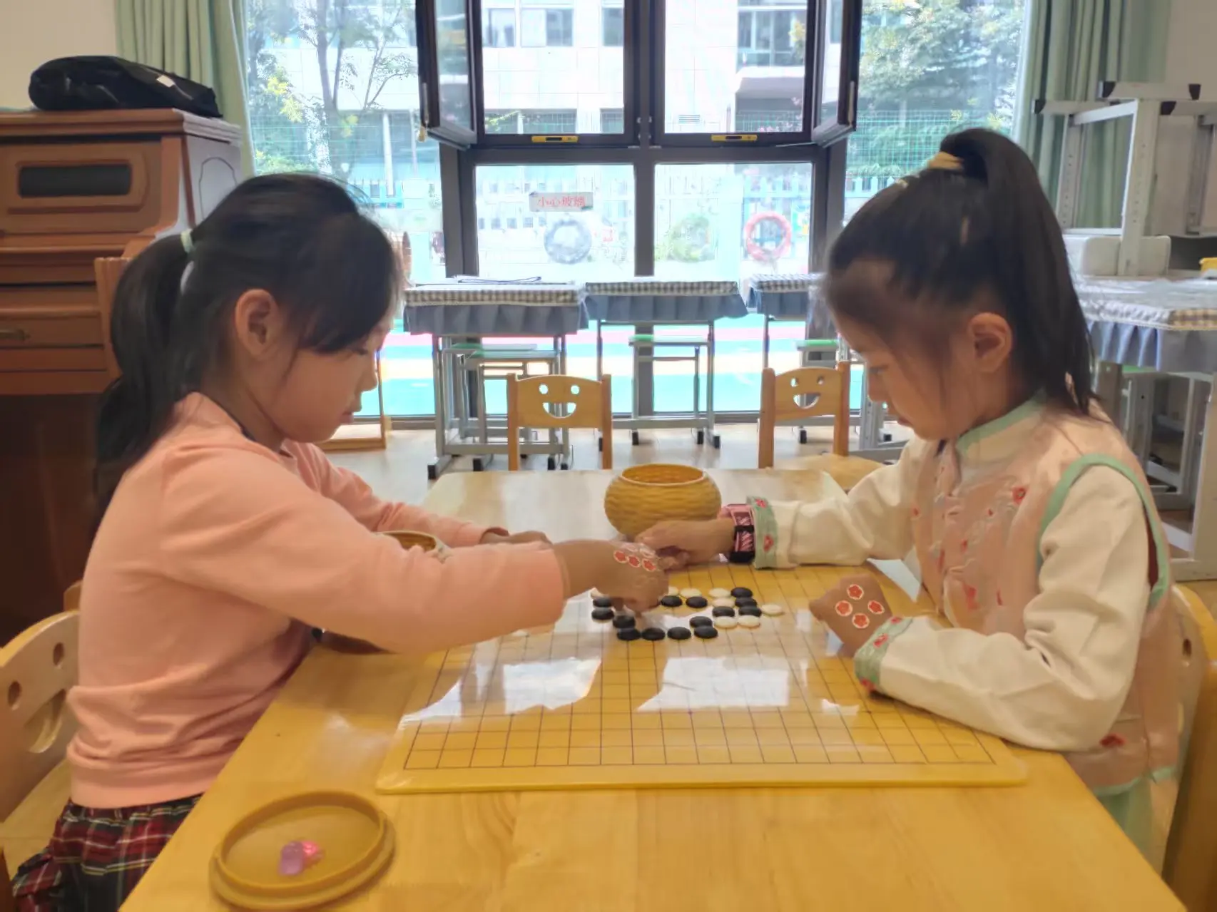 在黑白棋子间，练就孩子从容不迫的“大心脏”
