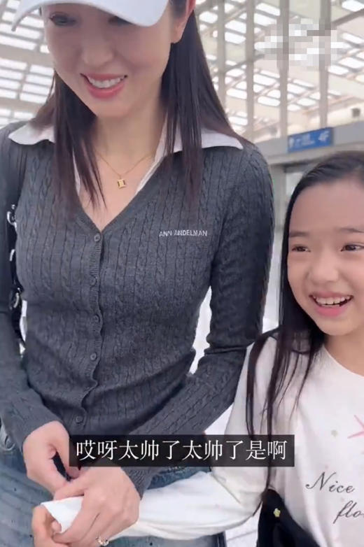 “妈妈”认证！董璇说张凌赫太帅了，机场玩梗引爆热搜！