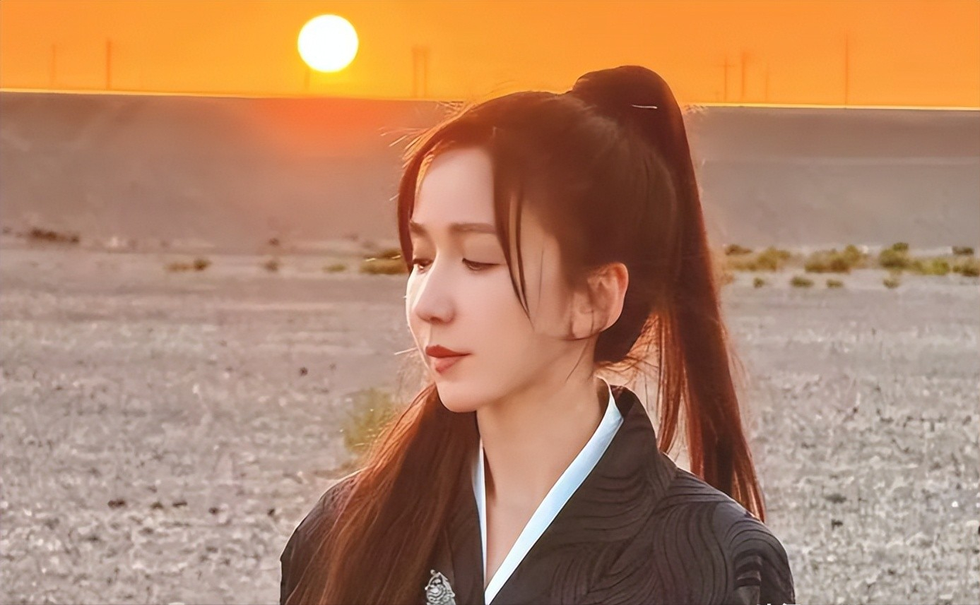 上海偶遇娄艺潇，脸肿胀馒化，腿又粗又黑站C位，变化大到认不出