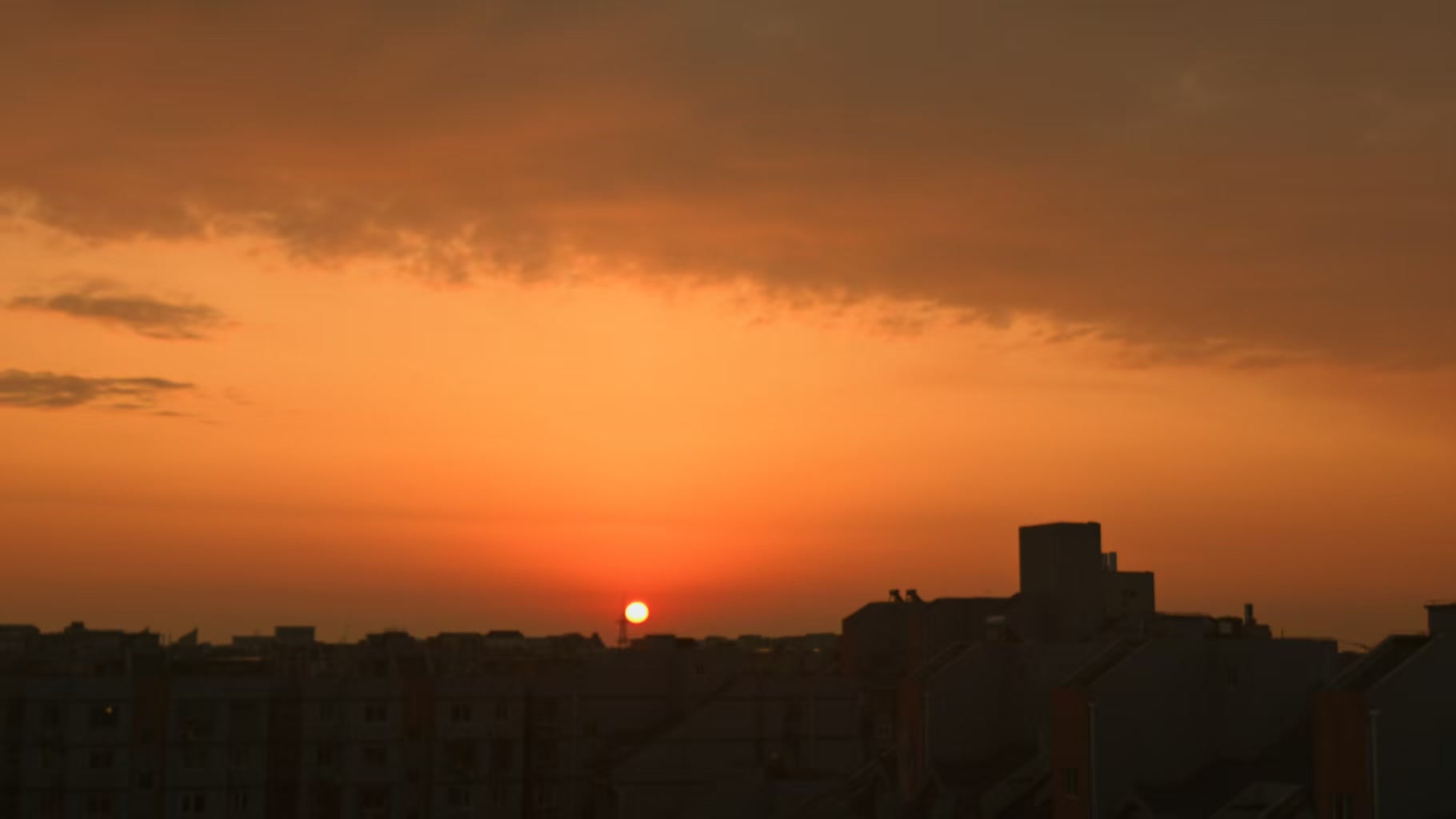红日升东方，霞光照京城