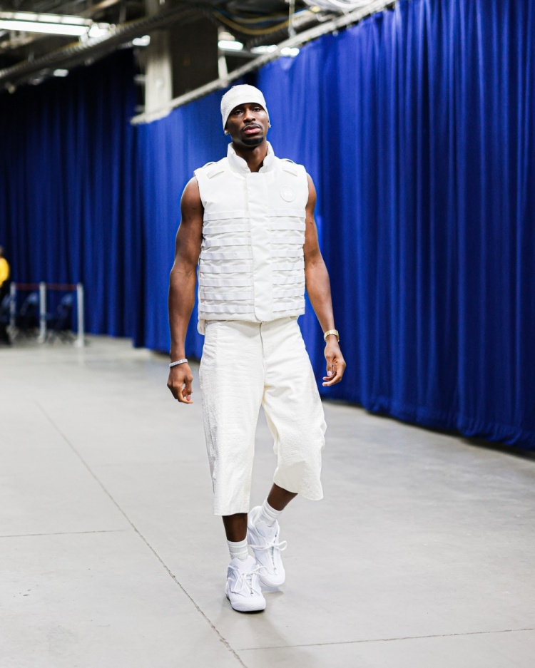  穿搭MVP回归！亚历山大入场穿搭一身全白装扮 