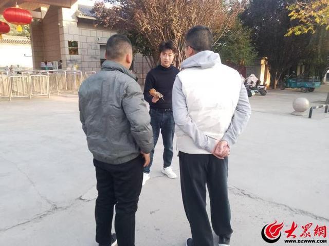 菏泽环卫工暖心救助国家二级保护动物戴胜，平凡岗位传递生态温情