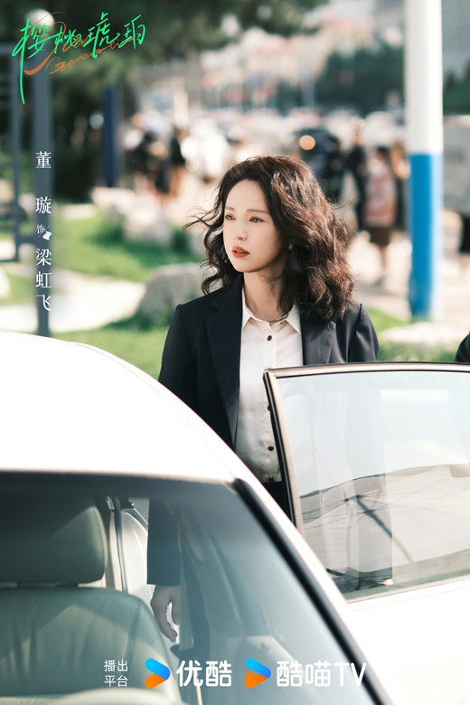 “妈妈”认证！董璇说张凌赫太帅了，机场玩梗引爆热搜！