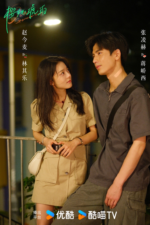 “妈妈”认证！董璇说张凌赫太帅了，机场玩梗引爆热搜！