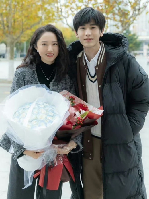 “妈妈”认证！董璇说张凌赫太帅了，机场玩梗引爆热搜！