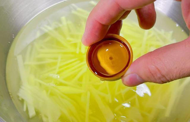 炒土豆丝时，切忌焯水和直接炒，做好这2步，土豆更脆还不粘锅！