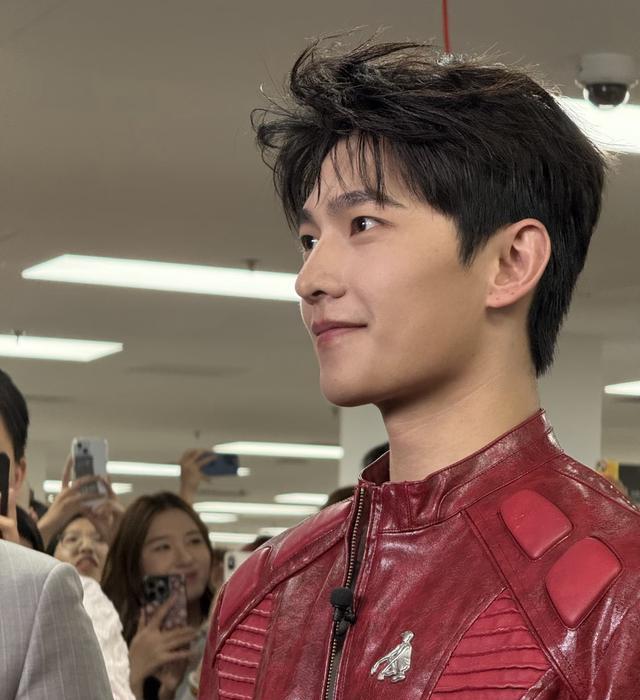 如果娱乐圈选一位像刘亦菲那样公认美貌的“神仙哥哥”，提名杨洋